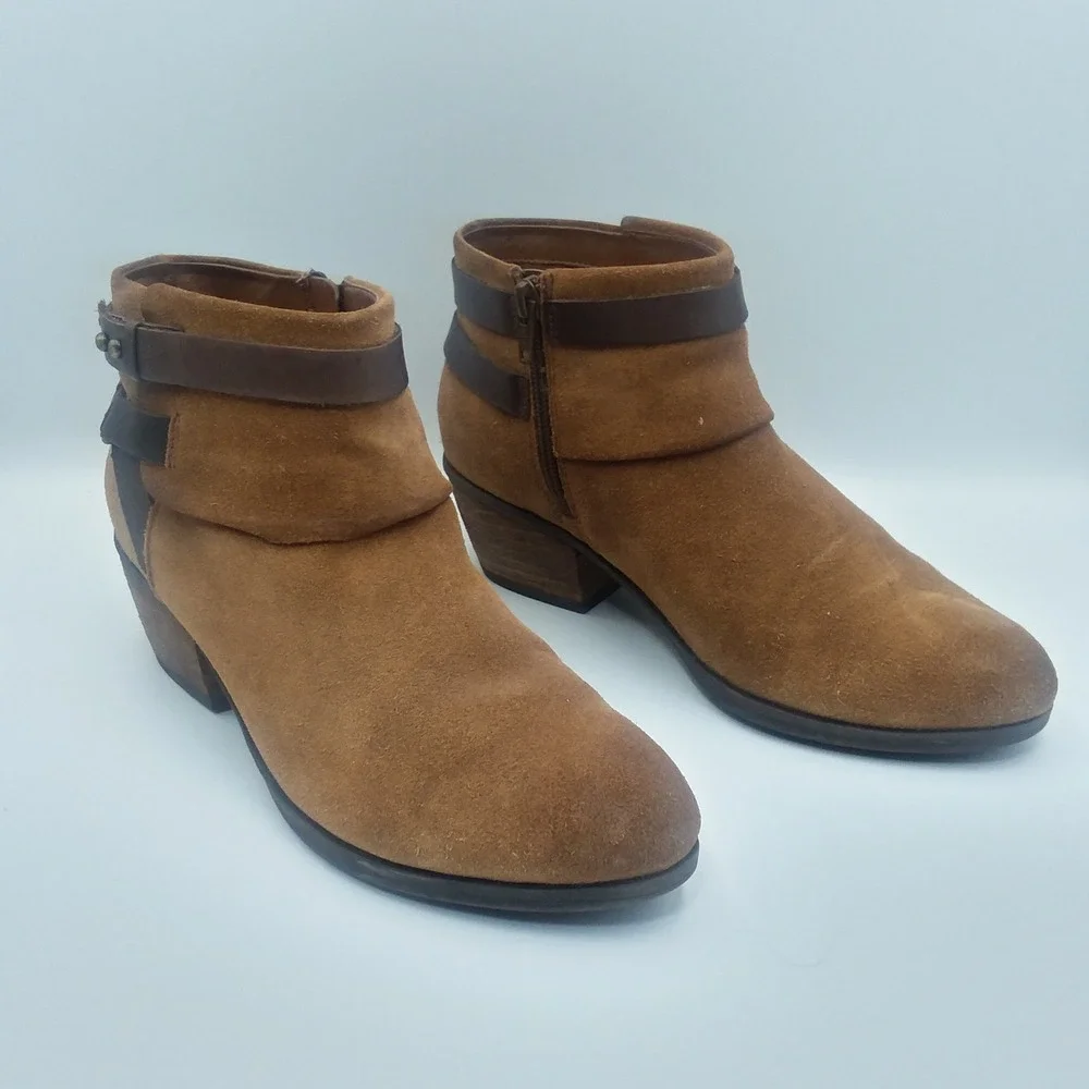 Clarks Ankle Boots Suede Leather Strap Accent Heel Booties‎ Size 7.5